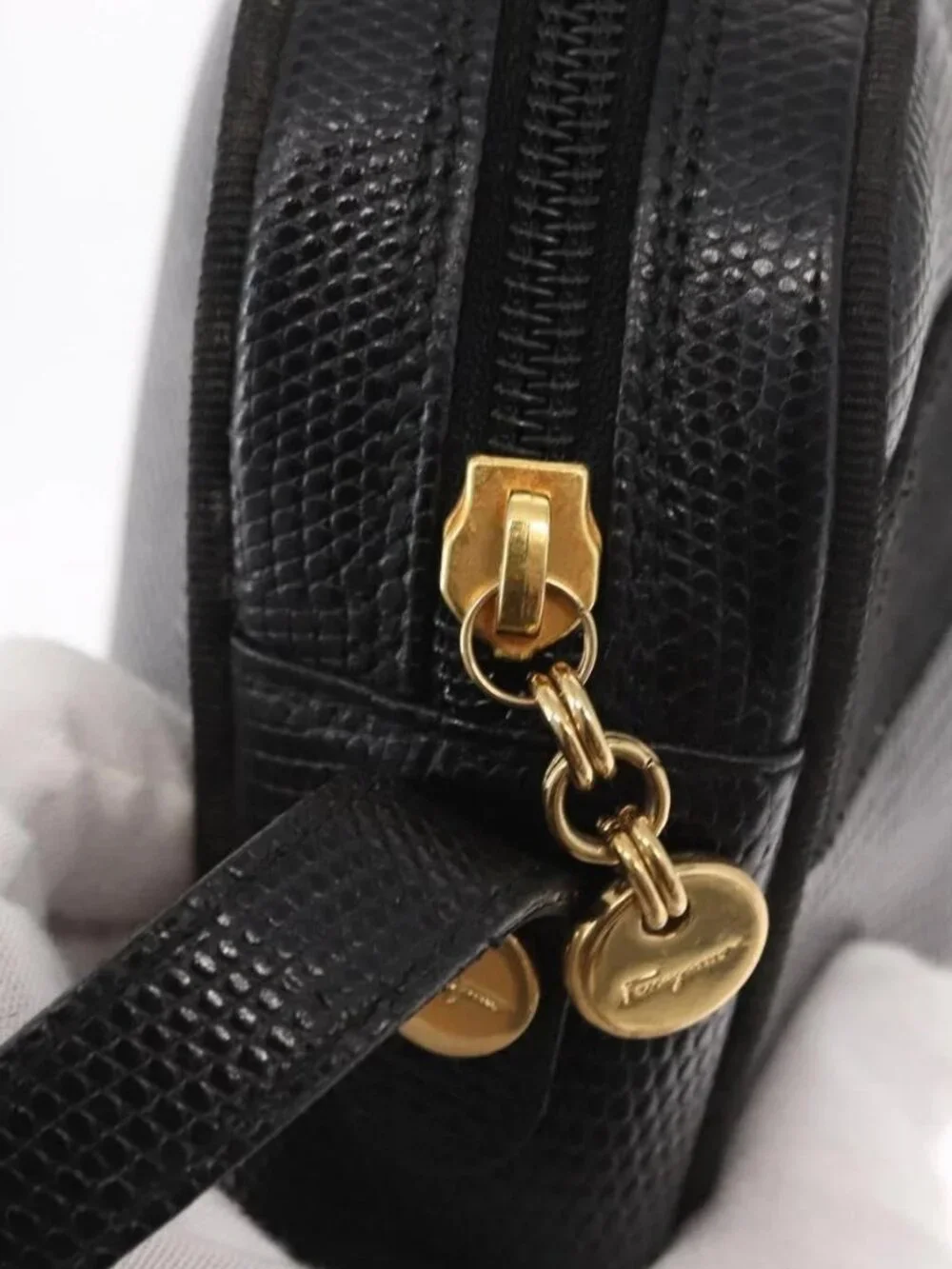 Salvatore Ferragamo Vala Shoulder Bag Leather Black Gold Auth gh1483